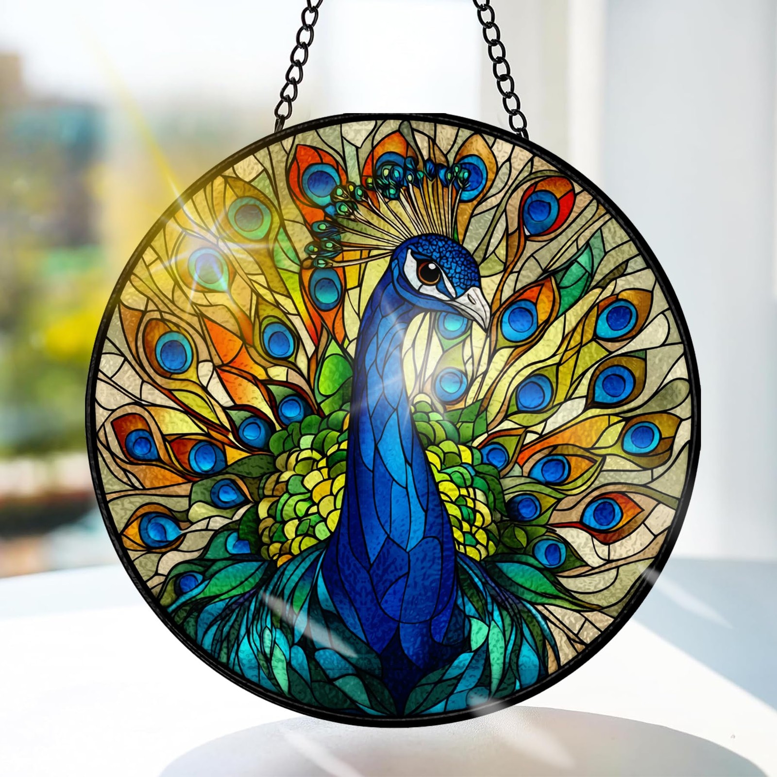 Paon verre coloré suspendu pour égayer une pièce sombre et sans vie
