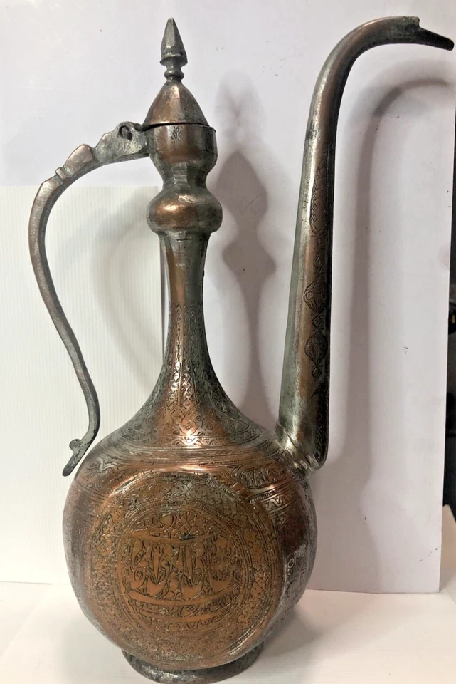 Antigua tetera Ewer jarra de cobre islámica Qajar de Oriente Medio con cuentagotas de agua Foto 2 de 4