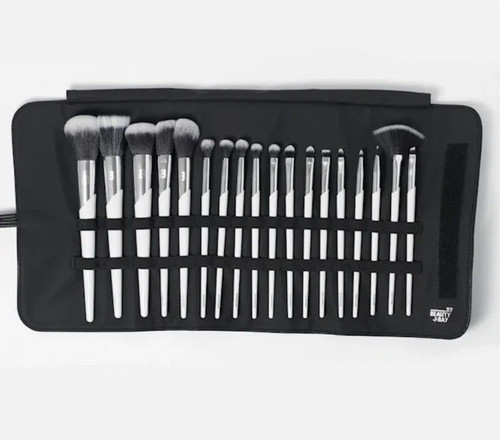 BEAUTY BAY 18 Piece Eye & Face Makeup Brush & Bag Gift Set - Make Up Brushes