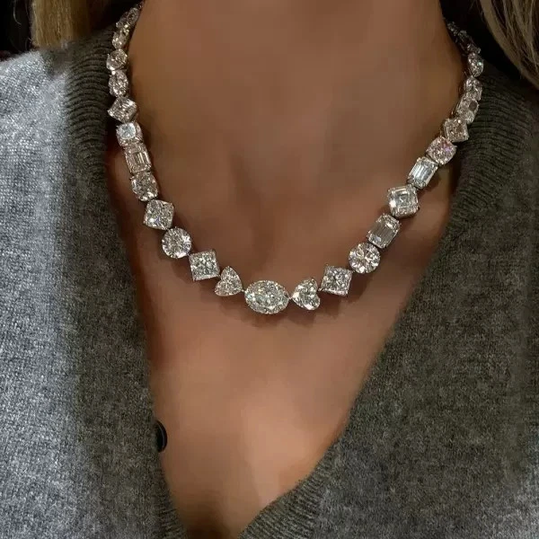 Collar llamativo de diamantes creado en laboratorio de varios cortes de 150 quilates enchapado en oro blanco de 14 quilates Foto 4 de 4