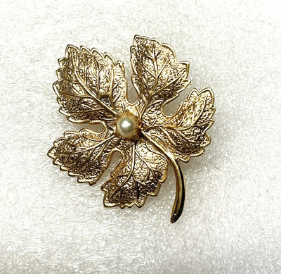 Pin Maple Leaf Textured With Stem Pearl In The Center Of Pin Vintage