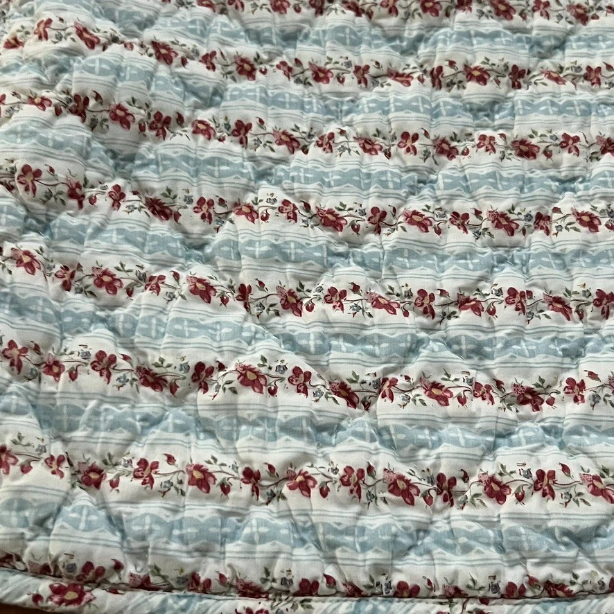 Juego de 2 fundas de almohada Pottery Barn estándar azul rojo rayas floral cierre de corbata Foto 2 de 4