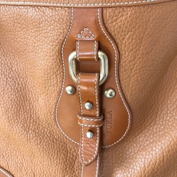 Bandolera plana rectangular de cuero granulado marrón camel Furla para mujer Foto 3 de 4