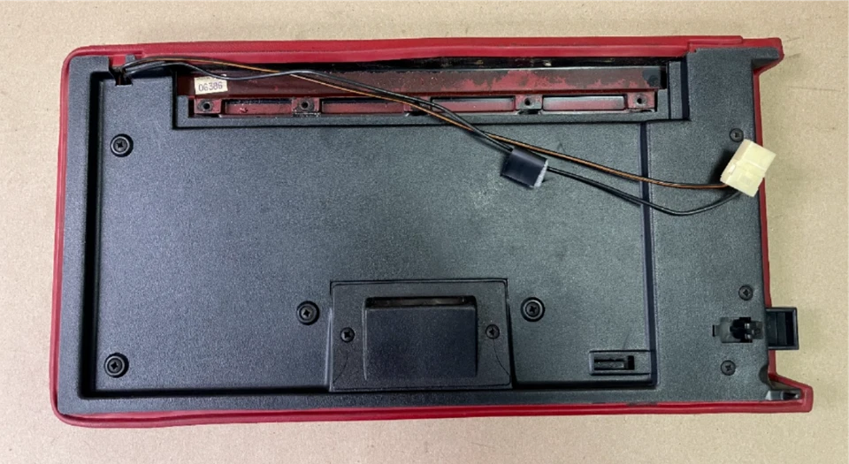 1984-1989 Chevrolet Corvette C4 conjunto de tampa de console central vermelho. #14046652. NOS. - Imagem 3 de 4