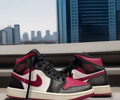 Nike Air Jordan 1 Mid  Bred Toe  Mens Sz 8 Black/Noble Red-White 554724-066