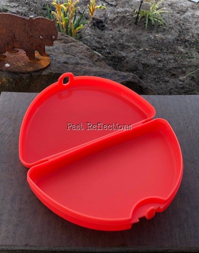 TUPPERWARE FOLDED HALF CIRCLE KEEPER - LUNCH SANDWICH SNACK CRAFT CORAL PINK - Picture 2 of 3