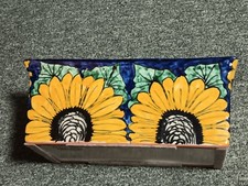 Maceta rectangular de flores de sol pintada a mano de cerámica mexicana Amora Talavera
