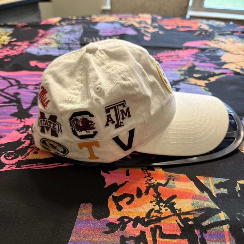 NWOT UNIVERSITY OF ARKANSAS SEC COLLEGES AOP ADJUSTABLE HAT IN WHITE ZEPHYR OSFM - Image 4 of 4