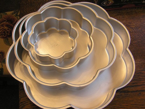 Wilton Set 4 ÜBERBACKENE BLUME PERFORMANCE Ebene Hochzeitstorte Form Formen #502 ~ 2138