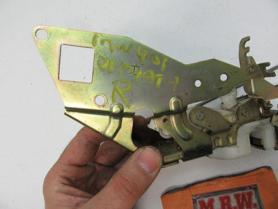 01 02 03 04 05 MAZDA MIATA MX-5 R RF RH TRAVA DE PORTA DIREITA DO LADO DO PASSAGEIRO TRAVA CARRO - Imagem 2 de 4