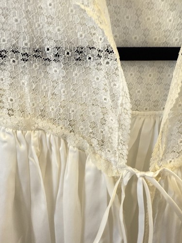 Vintage No Tag Poly Satin Long PEIGNOIR Robe Wrapper Floral Lace Hi Neck Tie 3X - Picture 4 of 11