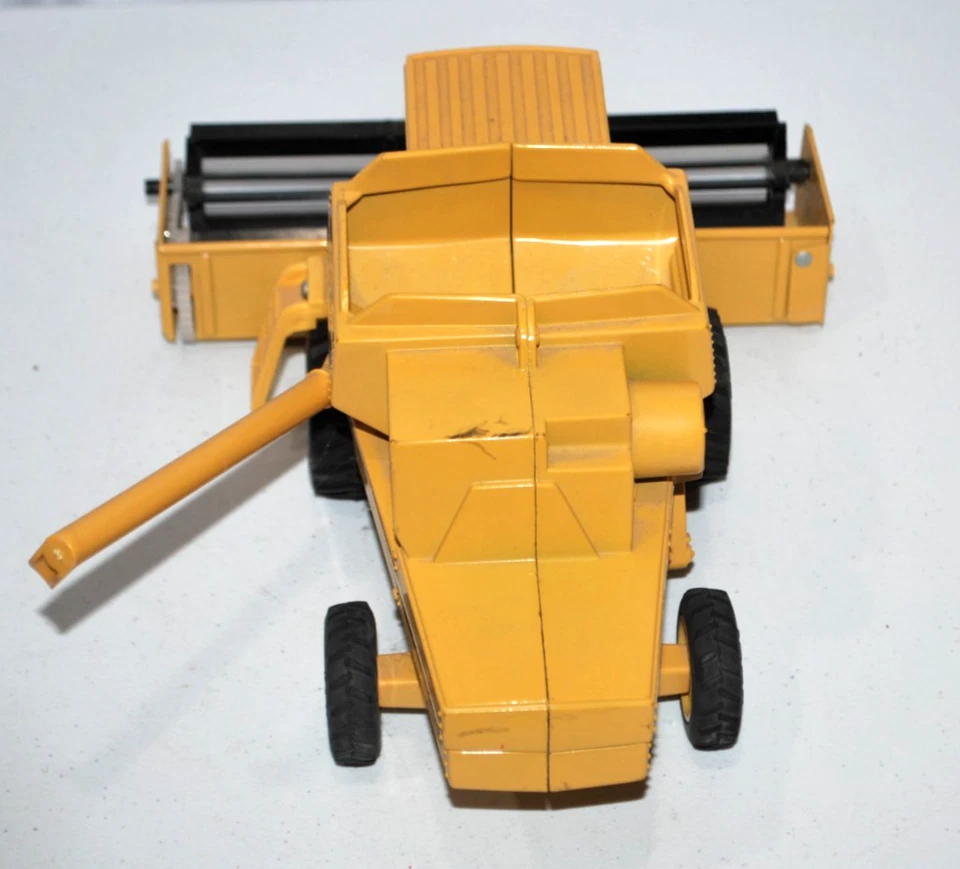 VTG ERTL  1:32 Scale New Holland TR98 Combine W/Corn And Draper Grain Head Loose - Image 4 of 4