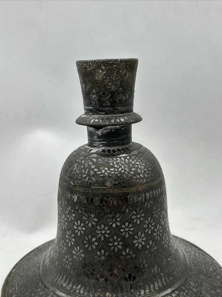 Antigua olla base cachimba de hierro Bidri con incrustación de plata india Foto 3 de 4