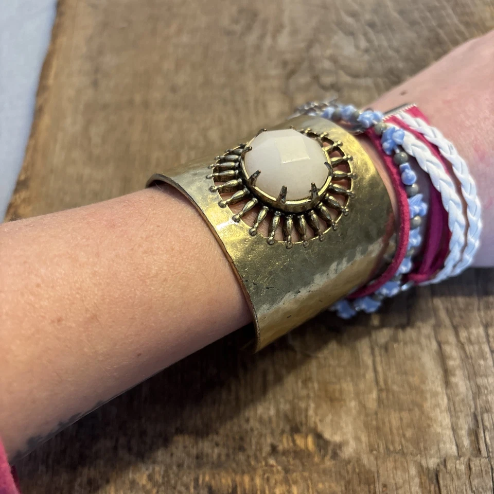 "Brazalete brazalete ancho 2"" dorado marca Lucky tono dorado" Foto 2 de 4