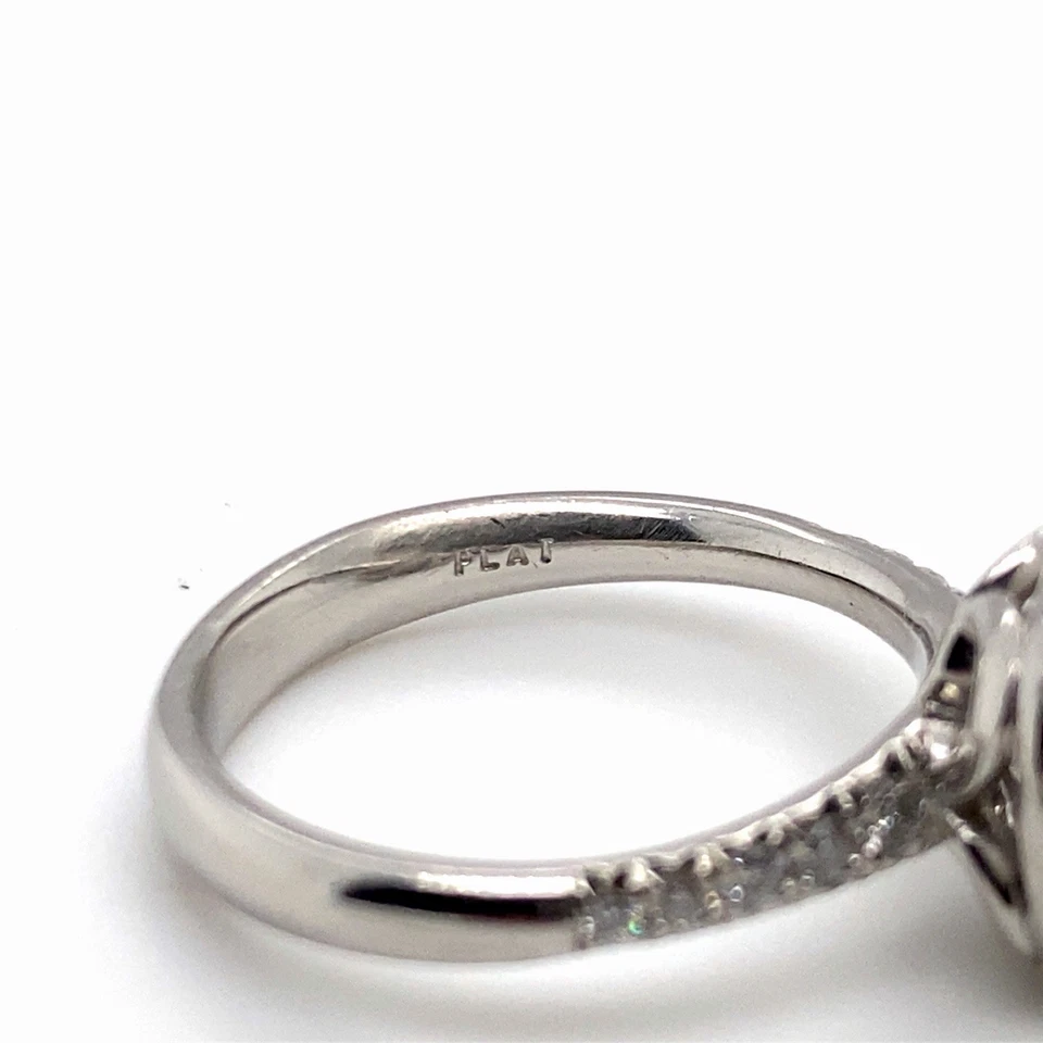 Anillo de compromiso con halo de platino centro de circonita cúbica Foto 3 de 3