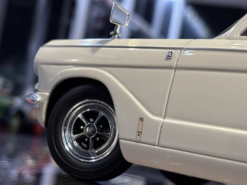 Modelos 1/18 CULT Triumph Vitesse 2 litros MKII. Como nuevo y en caja - Imagen 7 de 17