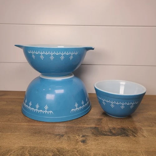 Vintage PYREX Aqua Blue Snowflake Garland 442 401 403  2 Mixing 1 Serving Bowl