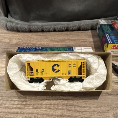 Roundhouse HO Scale 1:87 2-Bay Covered Hopper Chessie System B&O Yellow 1638