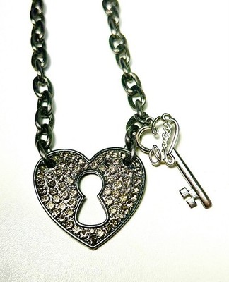 GUESS !!!  Heart Lock & Key Necklace Silver Tone Rhinestone Heart Key And Chain