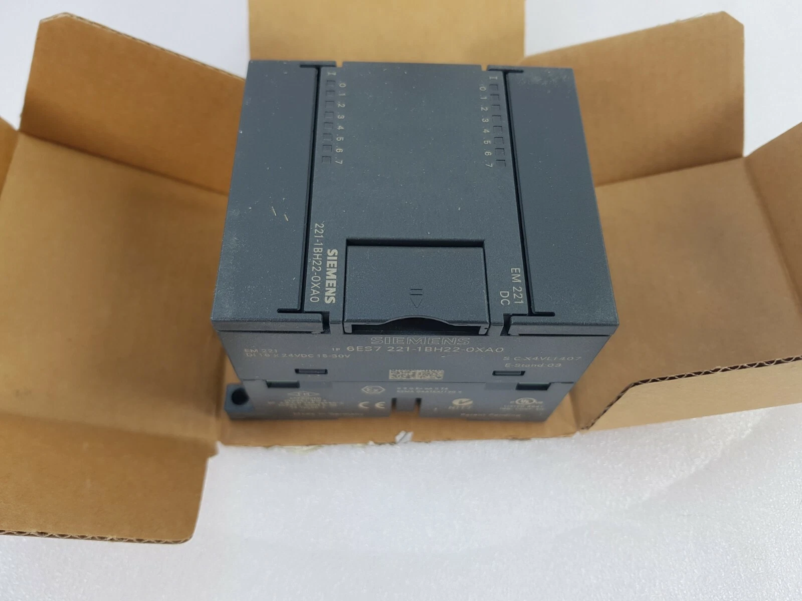 Siemens EM 221 DC input module 221-1BH22-0XA0 in its opened box