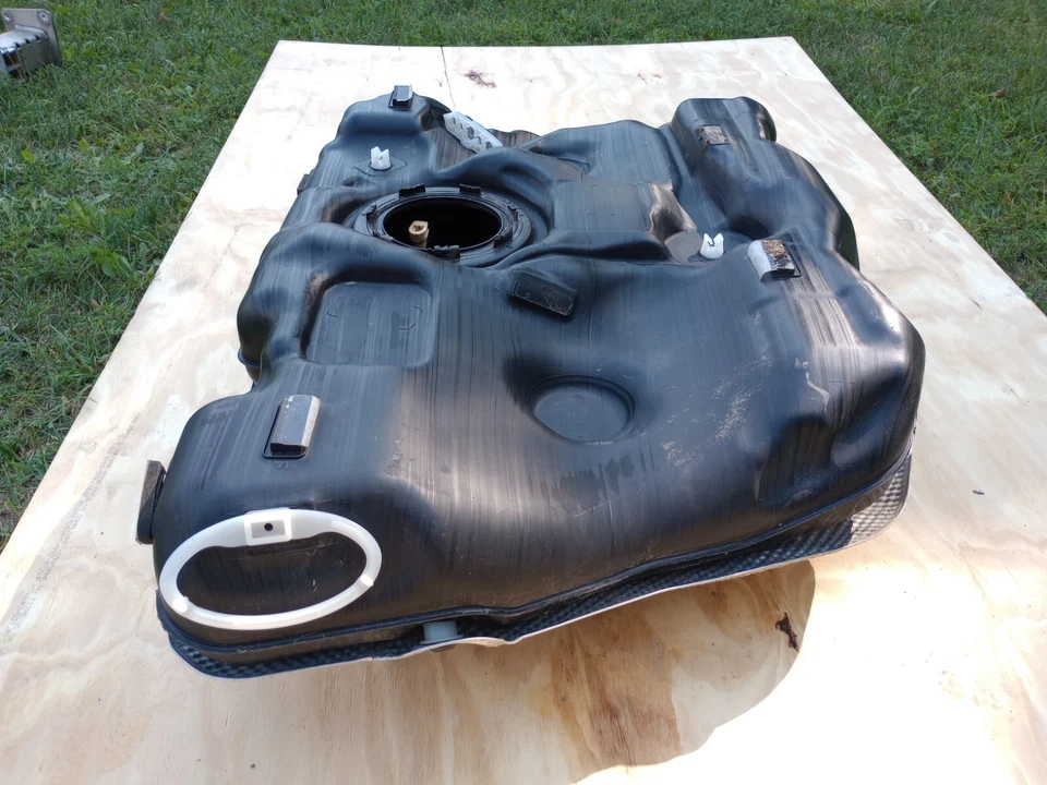 Chevrolet Malibu 2016-2018 1,5 L depósito de tanque de combustible de gasolina con escudo térmico OEM Foto 2 de 4