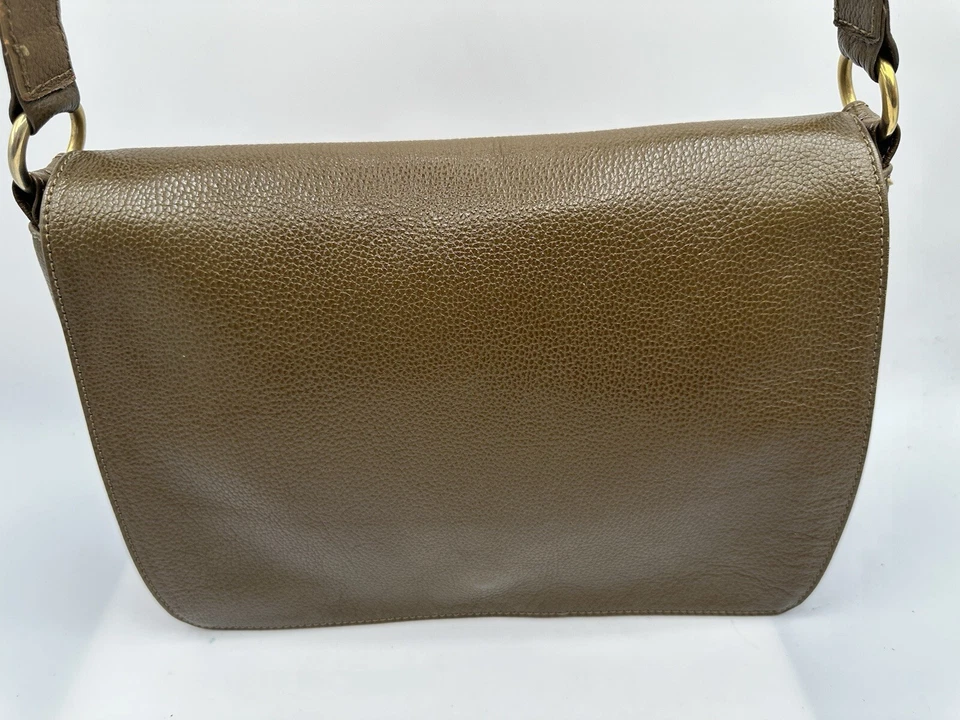 BOLSO BANDOLERA DE HOMBRO DE CUERO GRANULADO VERDE OLIVA DE VECCHI by HAMILTON HODGE Foto 3 de 4