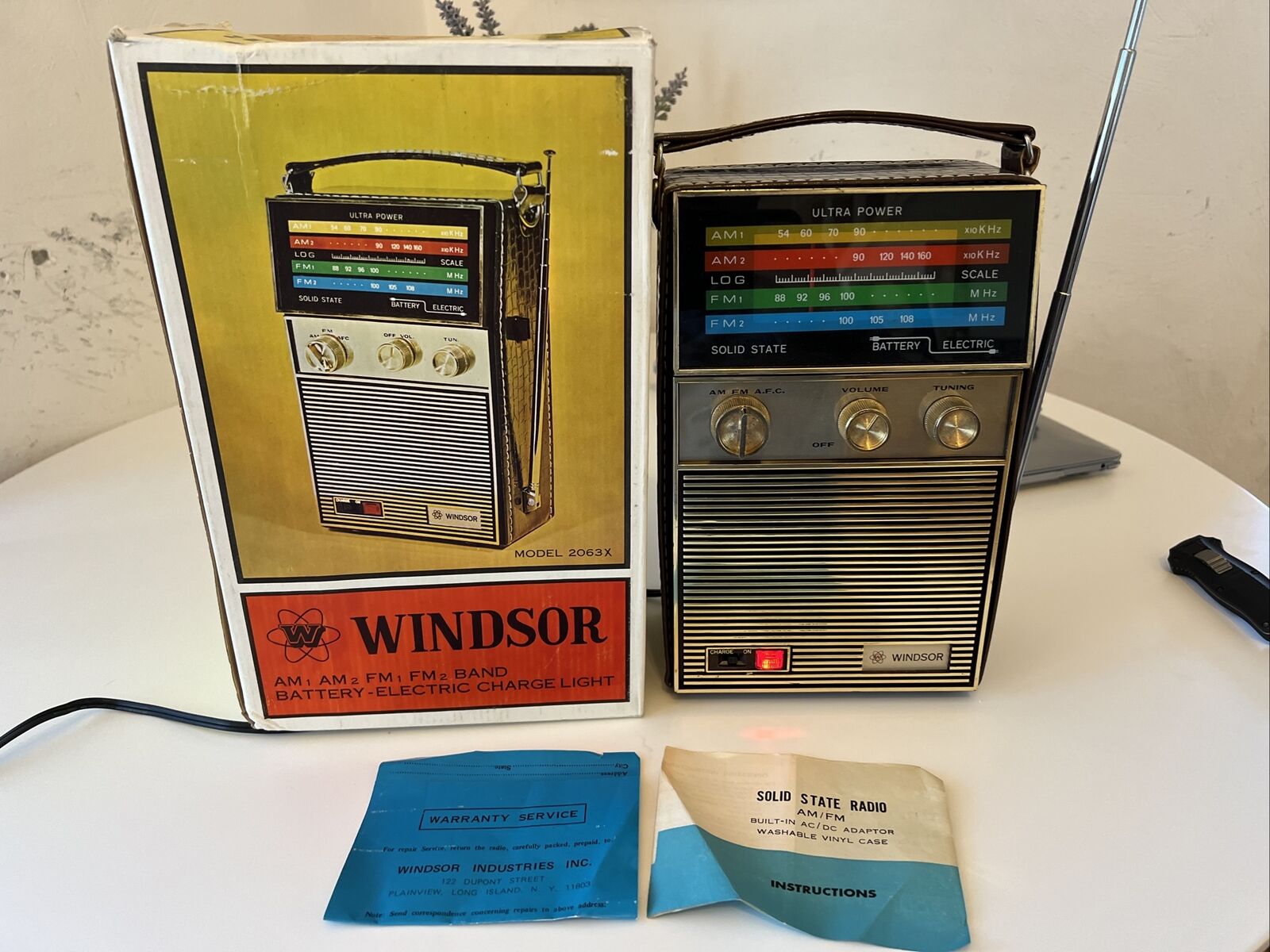 Vintage Windsor AM/FM Solid State Portable Radio  Model 2063X
