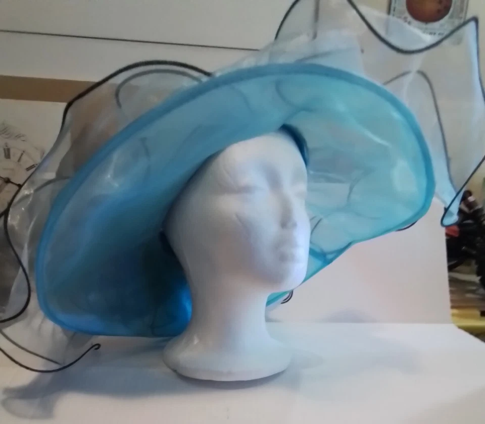 Sombrero de borde grande con borde negro blanco tafetán azul claro Mp Foto 2 de 3