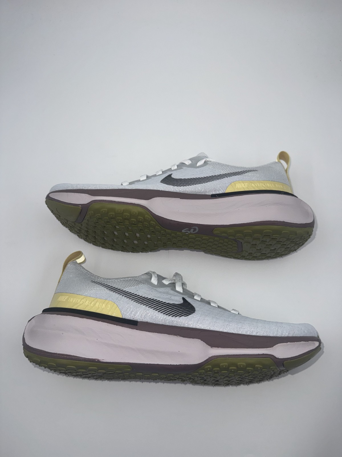 Nike ZoomX Invincible Run 3 Flyknit Shoes DR2660-005 Womens Size 7.5