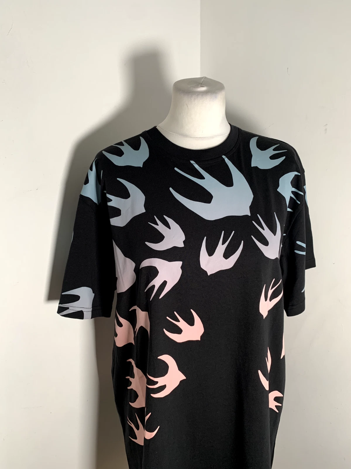 Abito tshirt Alexander McQueen McQ M NUOVO NUOVO CON ETICHETTE fantasia uccellino stampa tubino animale