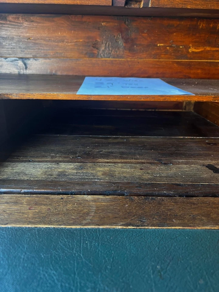 Antiguo escritorio de secretaria provincial francés de nogal del siglo XIX inclinado Foto 4 de 4