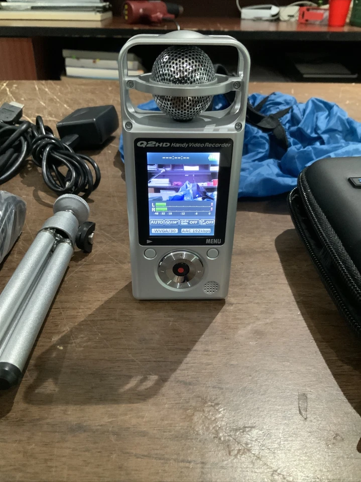 Zoom Q2 HD Handy Video Voice Recorder Accessory Pack Case Tripod WORKS - Image 2 of 4