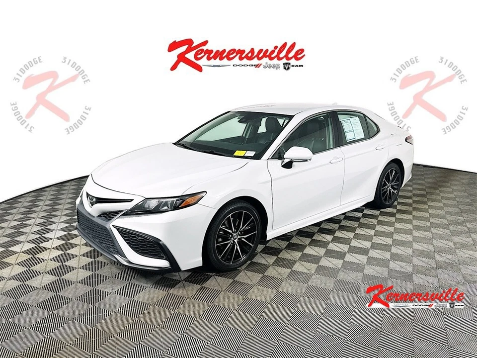 2022 Toyota Camry SE Foto 3 de 4