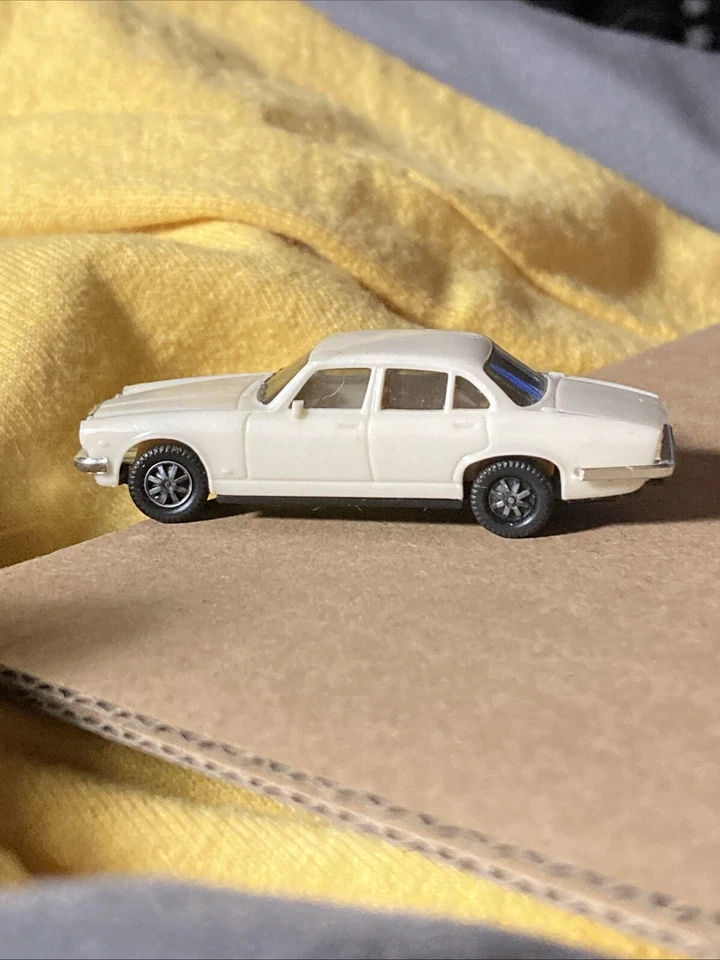 Modelo de plástico HERPA Jaguar XJ 6L (blanco) escala 1/87 HO casi como nuevo Foto 3 de 4