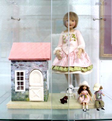 Maggie Iacono The Toy Cottage Felt 16'' Doll 2/ 4'' Dolls Table & Chairs Cottage