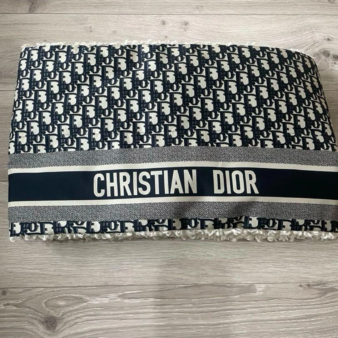 Foulard polaire Christian Dior bleu marine blanc logo design élégant chaud 70 x 11 pouces