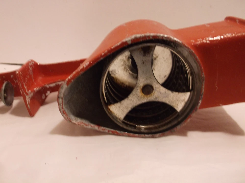 Molinillo de manivela vintage - mango de madera de metal rojo de hierro fundido Foto 2 de 4