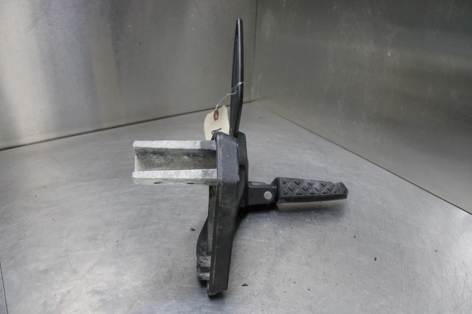 2013 Can-Am Spyder RS-S SE5 Rear Left Passenger Peg Bracket Foto 2 de 4