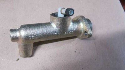 Peugeot 504 PickUp Master Clutch Debrayage Cylinder - Emetteur