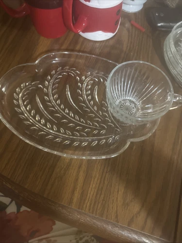 Vintage Federal Glass Hospitality Snack Set Homestead Wheat  4 Plates And 4 Cups