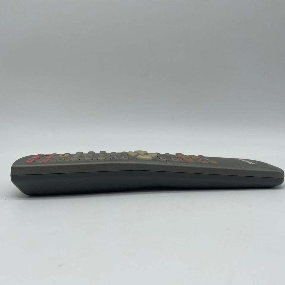 Sanyo RMT-U220 Multimedia Universal Remote Control Starlight w/ Backlit Keys - Image 4 of 4