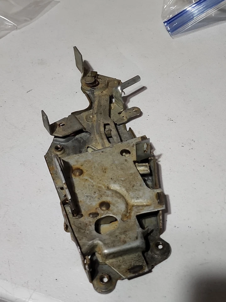 Chevrolet Oldsmobile 1968 4 puertas delantero izquierdo nuevo pestillo de puerta GM NOS OEM pieza  Foto 2 de 4