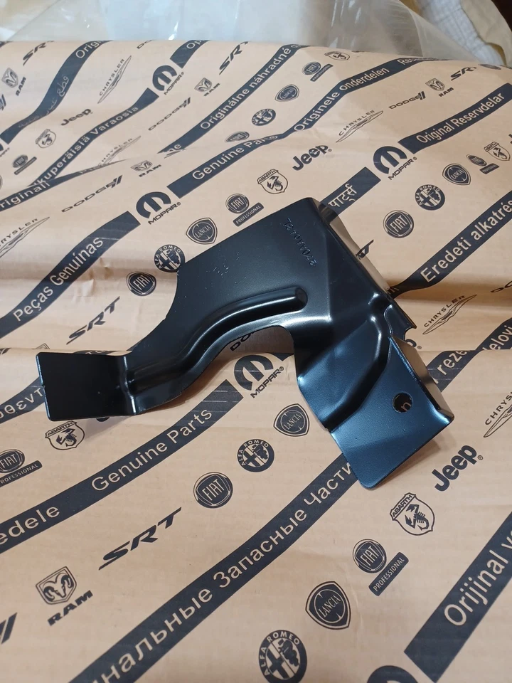 Soporte de guardabarros delantero derecho Jeep Liberty 2008-2012 OEM nuevo 55113270AA Foto 2 de 2