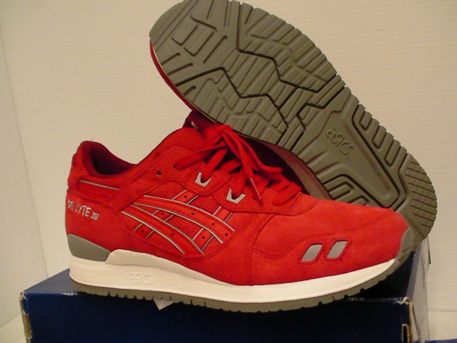 Uomo ASICS Scarpe da Corsa Gel Lyte III Misura 9.5 US Rosso Nuovo