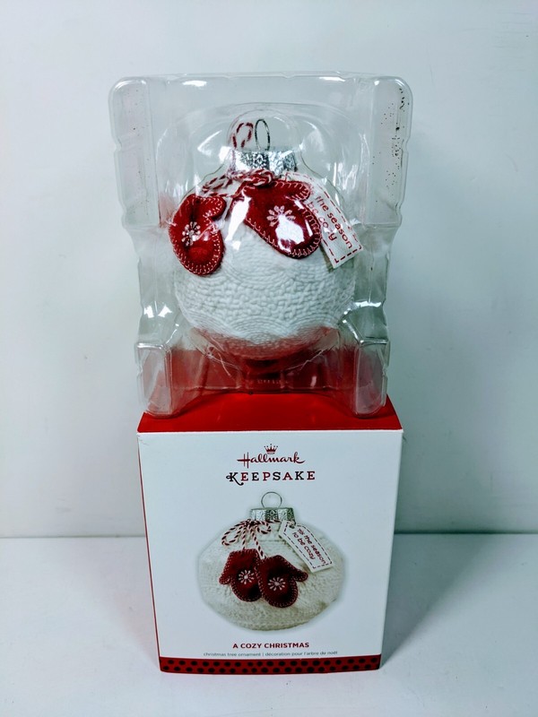 2013 Hallmark Keepsake Ornament A Cozy ChristmasMittens Cable Knit
