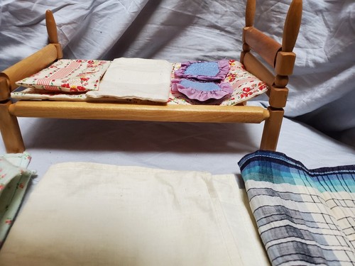 Juego de cama de madera marrón muebles para casa de muñecas Strombecker vintage con sábanas de colchón - Imagen 3 de 4