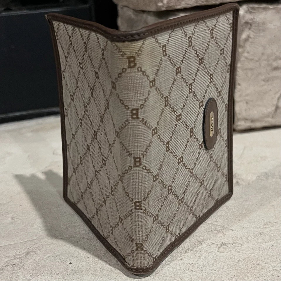CARTERA DE COLECCIÓN BALLY PARA MUJER PLEGABLE CC, PORTA DINERO MARRÓN LOGOTIPO ESTAMPADO USADA  Foto 2 de 4