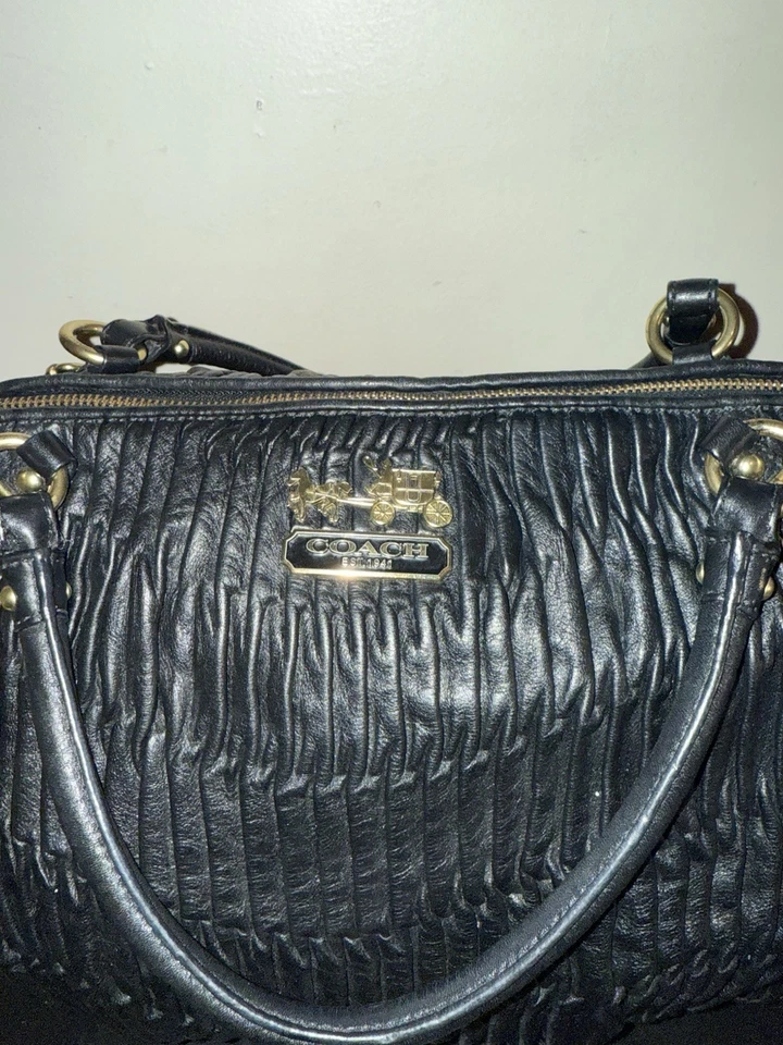 Bolso de mano Coach Madison de cuero recogido negro con correa bandolera Foto 3 de 4