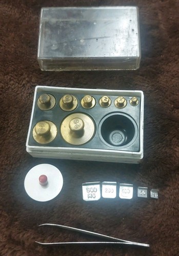 Vintage Scientific Set of 13 Balance Scale Weights w/Plastic Box Gold Silver - Picture 7 of 10