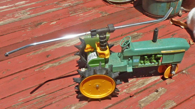 John Deere Traveling  Lawn Sprinkler Tractor 4010 Diesel Works Missing Fender